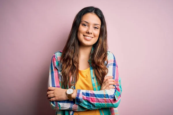 Ung Vacker Brunett Kvinna Bär Casual Färgglad Skjorta Står Över — Stockfoto