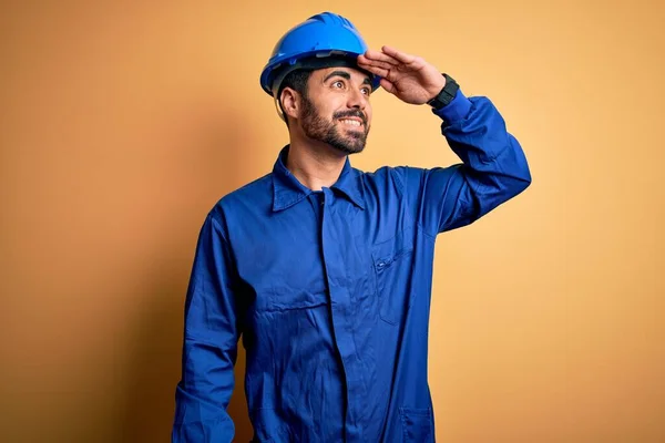 Homem Mecânico Com Barba Vestindo Uniforme Azul Capacete Segurança Sobre — Fotografia de Stock