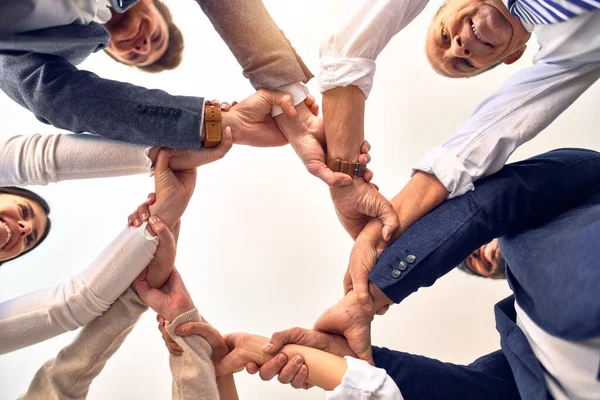 Ομάδα Επιχειρηματιών Που Στέκονται Όρθιοι Χέρια Ενωμένα Στο Γραφείο — Φωτογραφία Αρχείου