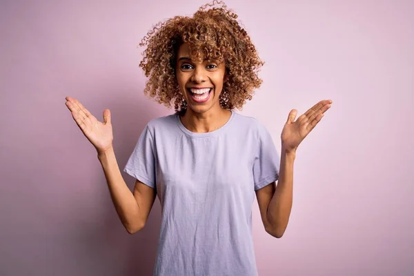 Giovane Bella Donna Afroamericana Indossa Casual Shirt Piedi Sfondo Rosa — Foto Stock