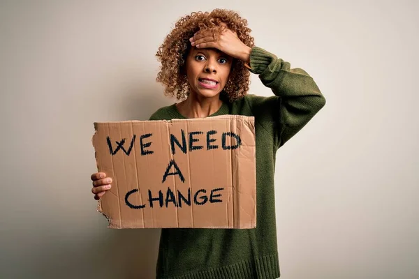 Jonge Afro Amerikaanse Activistische Vrouw Vraagt Verandering Met Spandoek Met — Stockfoto