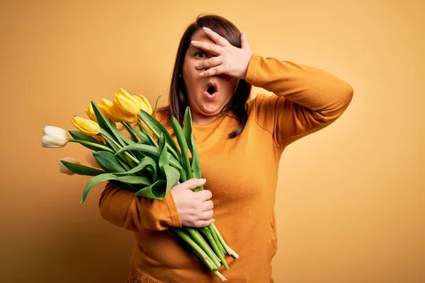 Bella Size Donna Possesso Bouquet Romantico Tulipani Naturali Fiori Sfondo — Foto Stock