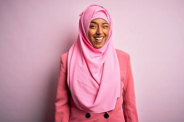 Mladý Afroameričan Afro Žena Sobě Muslim Hidžáb Přes Izolované Růžové — Stock fotografie