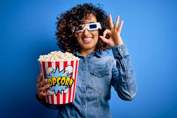 Junge Schöne Lockige Arabische Frau Film Mit Brille Essen Popcorn — Stockfoto