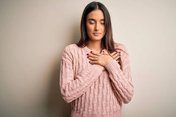 Jonge Mooie Brunette Vrouw Draagt Casual Trui Geïsoleerde Witte Achtergrond — Stockfoto