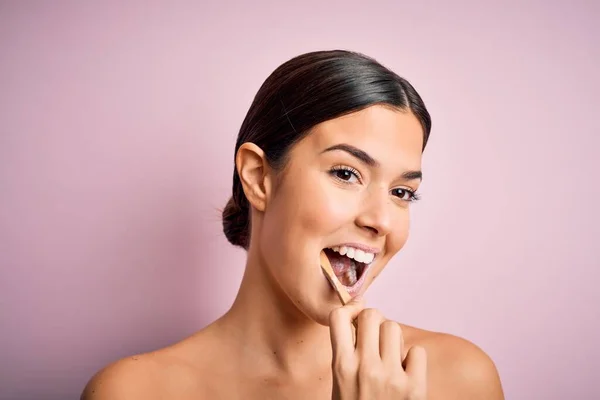 Joven Hermosa Morena Cepillándose Los Dientes Usando Cepillo Dientes Pasta —  Fotos de Stock