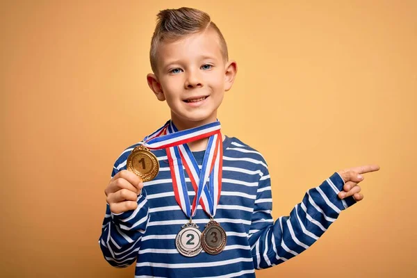 Sarı Arka Planda Ödül Yarışması Madalyası Takan Küçük Beyaz Çocuk — Stok fotoğraf