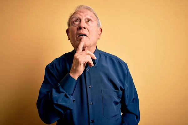 Uomo Anziano Dai Capelli Grigi Che Indossa Una Camicia Blu — Foto Stock