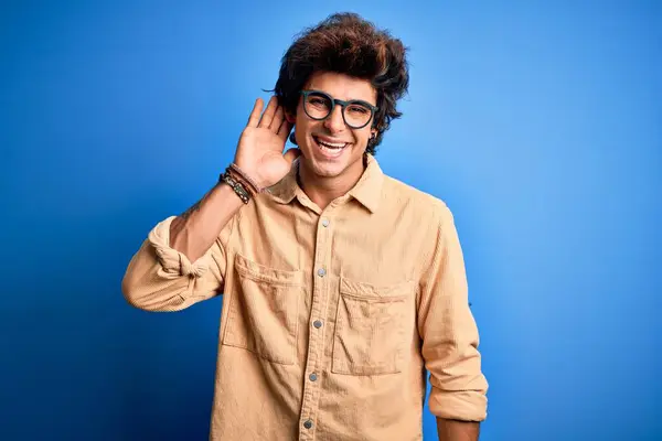 Young Handsome Man Wearing Casual Shirt Standing Isolated Blue Background — Stock Photo, Image