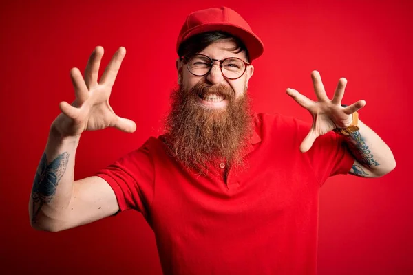 Gözlüklü Kırmızı Şapkalı Genç Teslimatçı Öfkeli Bir Şekilde Bağırıyor Elleri — Stok fotoğraf