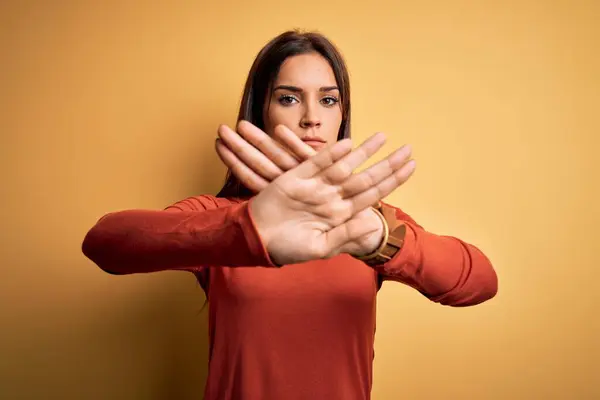 Genç Güzel Esmer Günlük Tişört Giyen Bir Kadın Sarı Arka — Stok fotoğraf