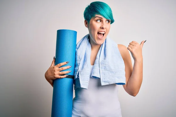 Молодая Спортивная Женщина Синими Волосами Моды Держа Мат После Йоги — стоковое фото