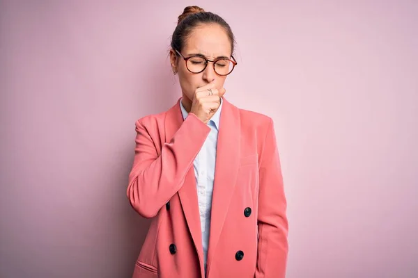 Jonge Mooie Zakenvrouw Dragen Jas Bril Geïsoleerde Roze Achtergrond Gevoel — Stockfoto