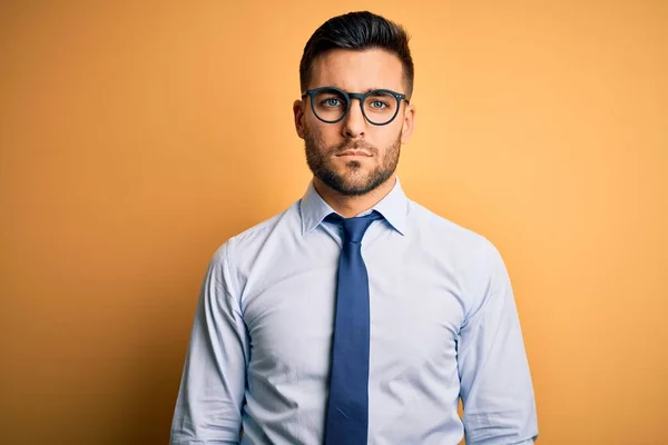 Sarı Arka Planda Duran Kravat Gözlük Takan Yakışıklı Genç Işadamı — Stok fotoğraf