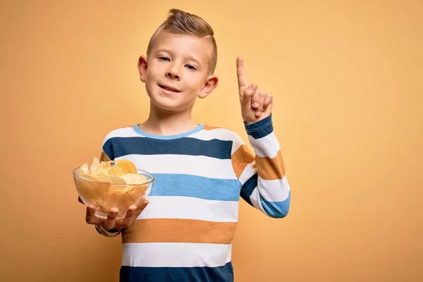 Ung Liten Kaukasisk Unge Äter Unheatlhy Potatis Chips Över Gul — Stockfoto