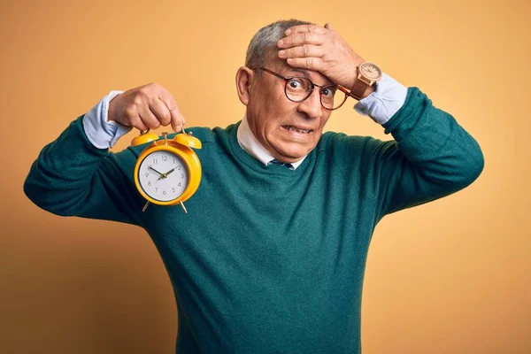 Älterer Gutaussehender Mann Mit Wecker Der Vor Isoliertem Gelbem Hintergrund — Stockfoto