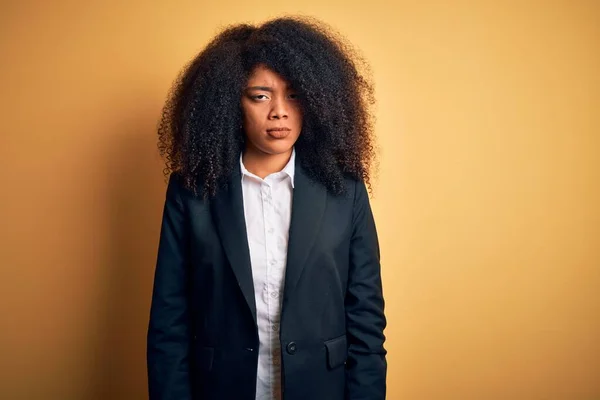 Ung Vacker Afrikansk Amerikansk Affärskvinna Med Afro Hår Bär Elegant — Stockfoto