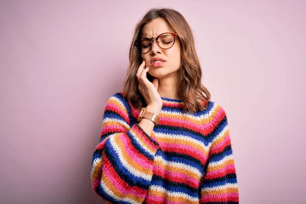 Joven Chica Rubia Hermosa Con Gafas Suéter Casual Sobre Fondo —  Fotos de Stock