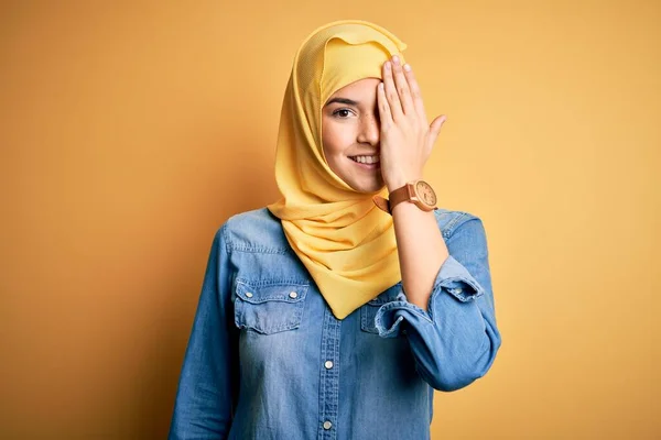 Ung Vacker Flicka Bär Muslim Hijab Står Över Isolerad Gul — Stockfoto