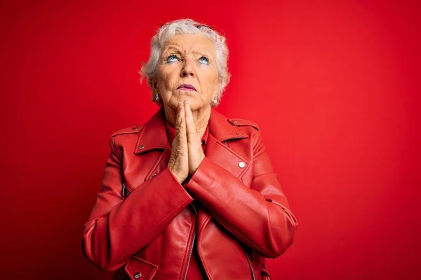 Senior Hermosa Mujer Pelo Gris Vistiendo Chaqueta Roja Casual Gafas — Foto de Stock