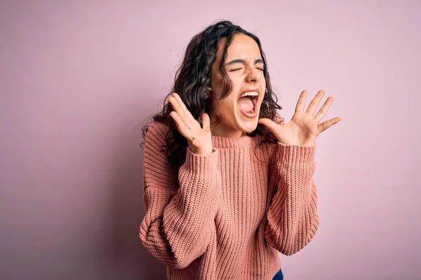 Jonge Mooie Vrouw Met Krullend Haar Dragen Casual Trui Geïsoleerde — Stockfoto