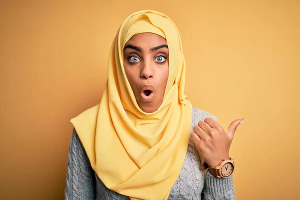 Молода Африканська Американка Одягнена Гіджаб Муслім Над Жовтим Фоном Здивована — стокове фото