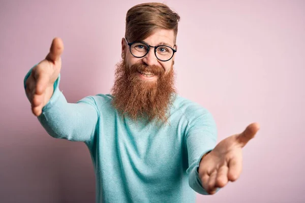 Guapo Pelirrojo Irlandés Con Barba Con Gafas Sobre Fondo Rosa —  Fotos de Stock