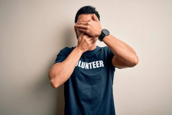 Schöner Mann Mit Bart Shirt Mit Freiwilliger Botschaft Vor Weißem — Stockfoto