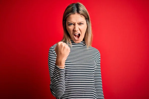 Junge Schöne Blonde Frau Lässig Gestreiftem Pullover Über Rotem Isoliertem — Stockfoto