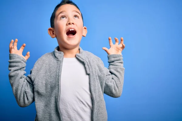 Ein Kleiner Junge Der Ein Sweatshirt Über Blauem Hintergrund Trägt — Stockfoto