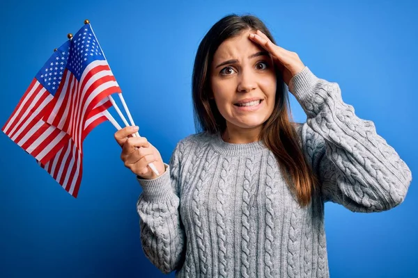 Ung Patriotisk Kvinna Håller Usa Flagga Självständighetsdagen Juli Över Blå — Stockfoto