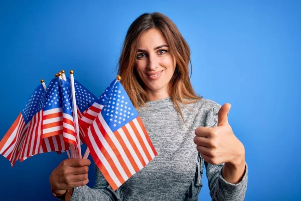 Joven Hermosa Mujer Patriótica Sosteniendo Banderas Los Estados Unidos Celebrando —  Fotos de Stock