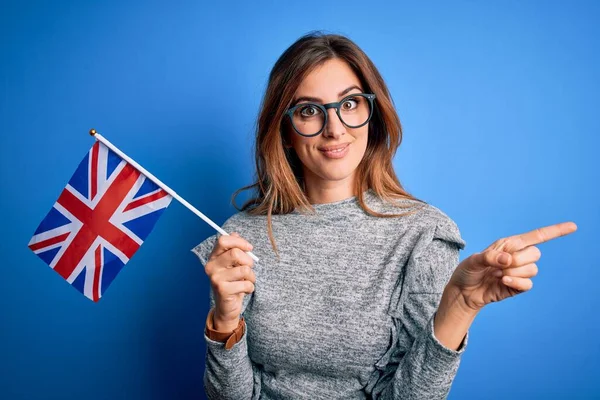 Fiatal Gyönyörű Barna Hazafi Kezében Egyesült Királyság Zászló Brexit Népszavazás — Stock Fotó