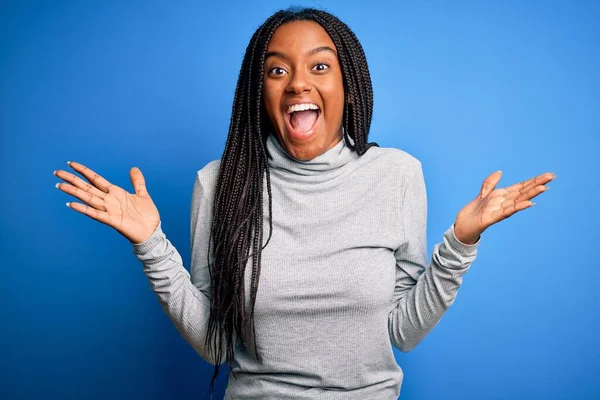 Jeune Femme Afro Américaine Debout Portant Col Roulé Décontracté Sur — Photo