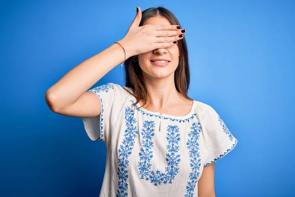 Genç Güzel Esmer Bir Kadın Günlük Tişört Giyiyor Mavi Arka — Stok fotoğraf