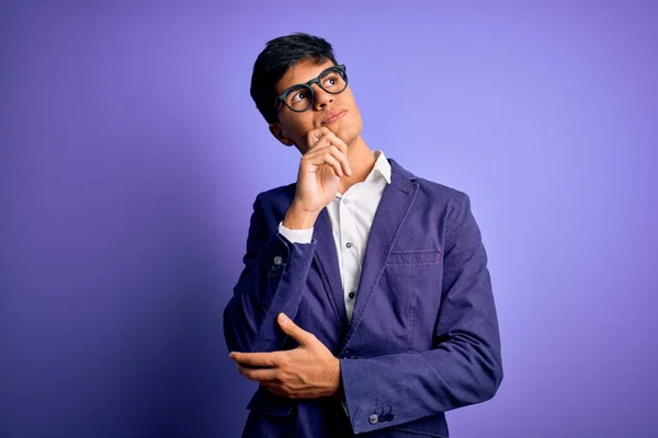 Joven Hombre Negocios Guapo Con Chaqueta Gafas Sobre Fondo Púrpura —  Fotos de Stock