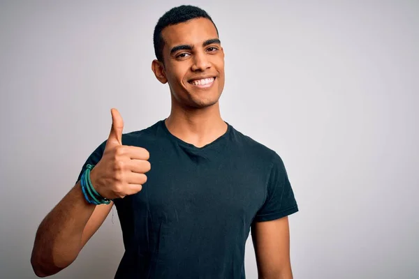 Joven Hombre Afroamericano Guapo Con Camiseta Casual Pie Sobre Fondo —  Fotos de Stock