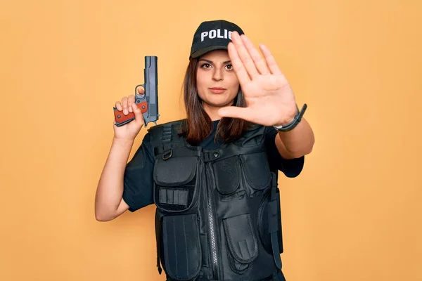 Молода Красива Брюнетка Поліцейська Уніформі Поліції Куленепробивна Кепка Пістолетом Відкритою — стокове фото