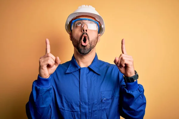 Mechaniker Mit Bart Blauer Uniform Und Schutzbrille Vor Gelbem Hintergrund — Stockfoto