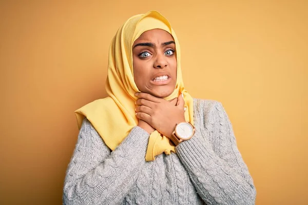 Fiatal Gyönyörű Afro Amerikai Lány Muszlim Hidzsábot Visel Izolált Sárga — Stock Fotó