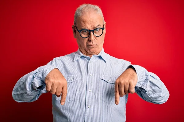 Middelbare Leeftijd Knappe Hijgende Man Met Casual Gestreepte Shirt Bril — Stockfoto