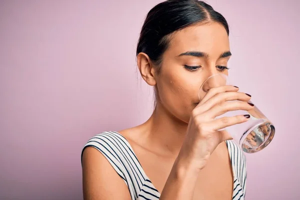 Joven Hermosa Morena Bebiendo Vaso Agua Saludable Para Refrescarse Pie —  Fotos de Stock