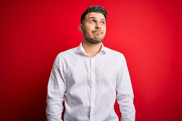 Joven Hombre Negocios Con Ojos Azules Con Elegante Camisa Pie —  Fotos de Stock