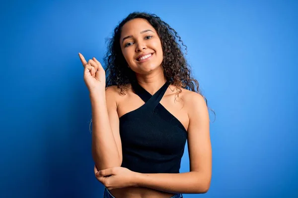 Jovem Mulher Bonita Com Cabelo Encaracolado Vestindo Camiseta Casual Sobre — Fotografia de Stock