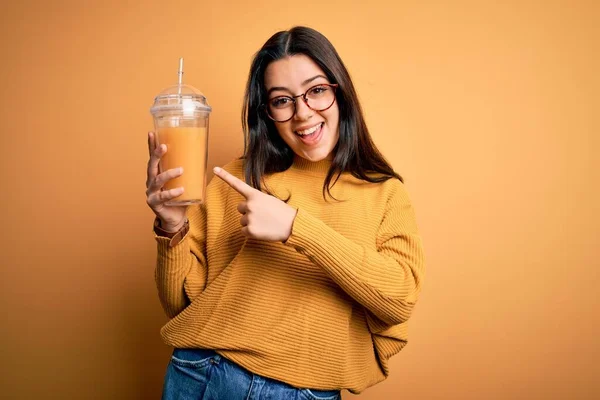 Jonge Brunette Vrouw Drinken Vers Sinaasappelsap Uit Take Away Fles — Stockfoto