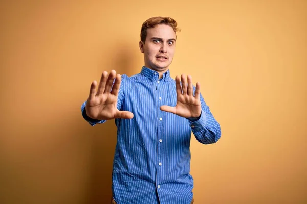 Mladý Pohledný Rusovlasý Muž Neformální Pruhované Košili Osamělém Žlutém Pozadí — Stock fotografie