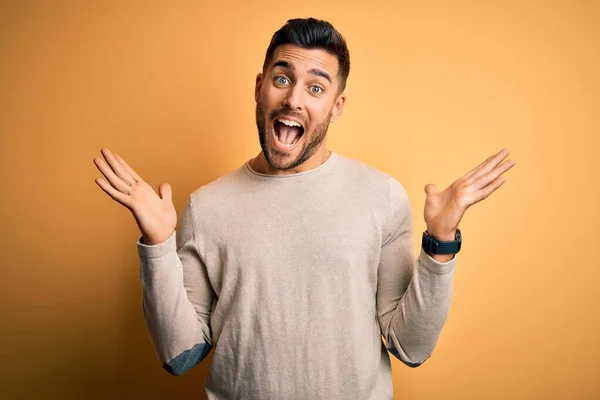 Jovem Homem Bonito Vestindo Camisola Casual Sobre Fundo Amarelo Isolado — Fotografia de Stock