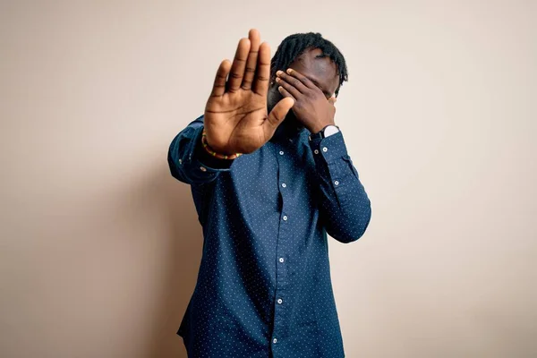 Jovem Homem Afro Americano Bonito Vestindo Camisa Casual Sobre Fundo — Fotografia de Stock