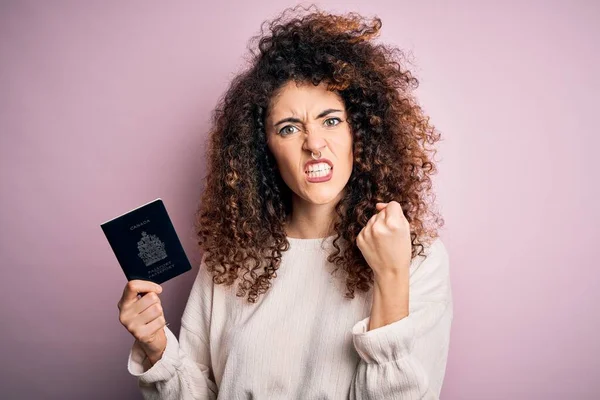 Mulher Turística Bonita Com Cabelo Encaracolado Piercing Segurando Canada Canadiano — Fotografia de Stock