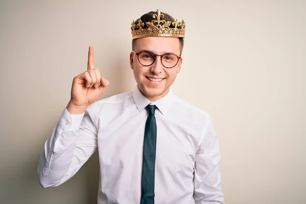 Jovem Bonito Homem Negócios Caucasiano Vestindo Coroa Dourada Sobre Fundo — Fotografia de Stock